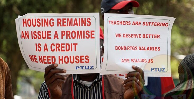 Les enseignants du Zimbabwe réclament un salaire minimum de 1 260 dollars par mois dans un contexte de difficultés économiques