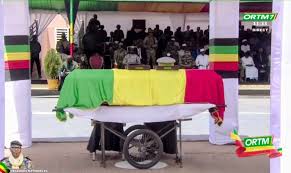 Les funérailles nationales du ministre malien de la Défense assassiné ont été retransmises à la télévision.
