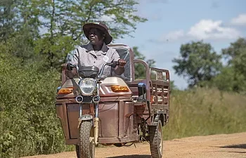 Les tricycles électriques autonomisent les femmes dans les zones rurales du Zimbabwe