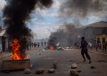 Les troubles post-électoraux en Tanzanie s'étendent au Kenya, la police tirant des gaz lacrymogènes par-dessus la frontière.