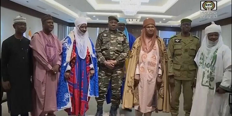 Niger-l'ancien émir nigérian de Kano rencontre les putschistes