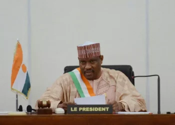 L'ancien Premier ministre Hama Amadou, farouche opposant au président Mohamed Bazoum renversé par un coup d'Etat fin juillet, est rentré à Niamey après plus de deux ans passés en France, a appris mardi l'AFP auprès de son entourage.