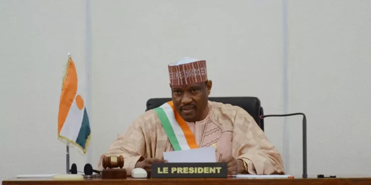 L'ancien Premier ministre Hama Amadou, farouche opposant au président Mohamed Bazoum renversé par un coup d'Etat fin juillet, est rentré à Niamey après plus de deux ans passés en France, a appris mardi l'AFP auprès de son entourage.