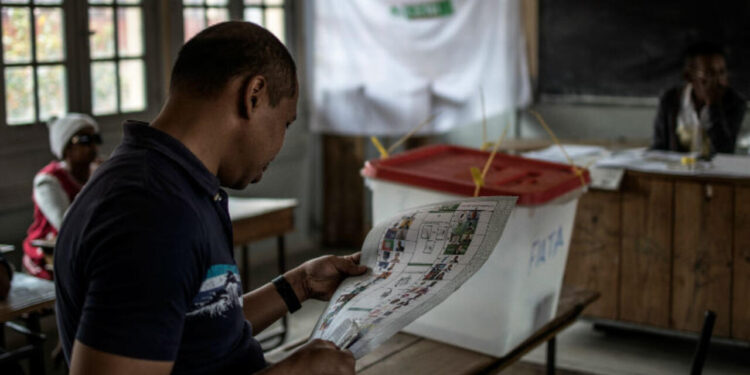 Ouverture des bureaux de vote lors de l'élection présidentielle à Madagascar frappée par le boycott