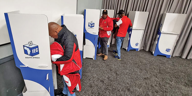 Ouverture des bureaux de vote lors des élections à enjeux élevés en Afrique du Sud
