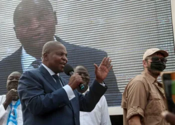 Le président Faustin-Archange Touadéra salue ses partisans après que la plus haute cour a confirmé sa réélection au siège de son parti à Bangui, en République centrafricaine, le 18 janvier 2021. © 2021 REUTERS/Antoine Rolland