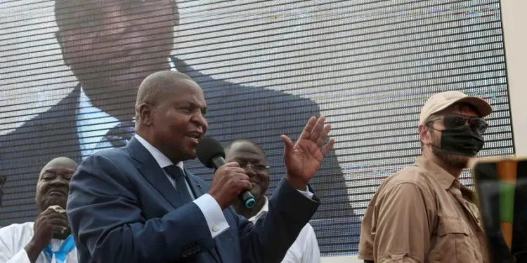 Le président Faustin-Archange Touadéra salue ses partisans après que la plus haute cour a confirmé sa réélection au siège de son parti à Bangui, en République centrafricaine, le 18 janvier 2021. © 2021 REUTERS/Antoine Rolland