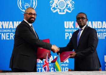 Rwanda : le Royaume-Uni va verser au moins 470 millions de dollars au Rwanda pour un accord sur l'asile, selon un organisme de surveillance