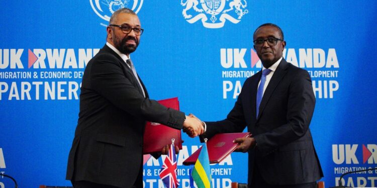 Rwanda : le Royaume-Uni va verser au moins 470 millions de dollars au Rwanda pour un accord sur l'asile, selon un organisme de surveillance