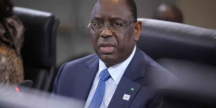 Sall reçoit le rapport du dialogue national