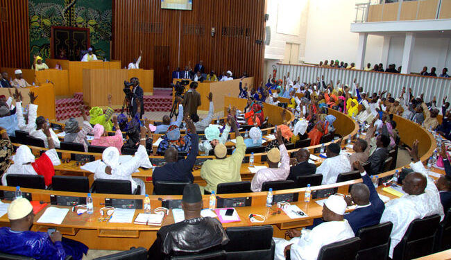 Sénégal : les députés de l'opposition refusent la dissolution de deux organes de l'Etat et bloquent la révision de la Constitution