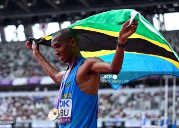 Simbu remporte une photo-finish historique et offre à la Tanzanie sa première médaille d'or aux Championnats du monde.