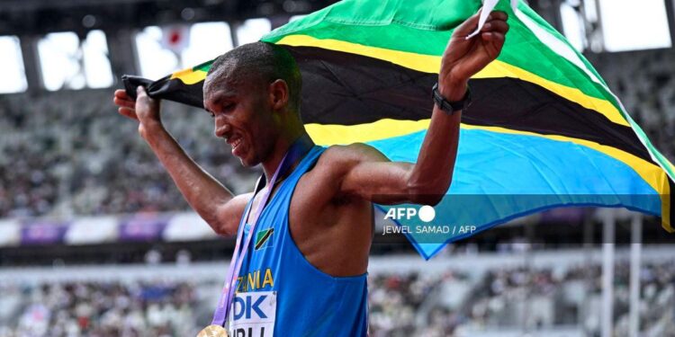 Simbu remporte une photo-finish historique et offre à la Tanzanie sa première médaille d'or aux Championnats du monde.