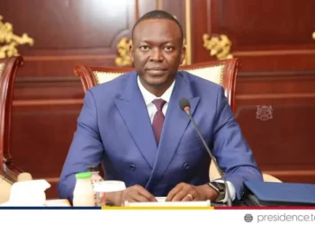 L'opposant tchadien Succes Masra appelle à la réconciliation après sa libération. Le président tchadien Mahamat Idriss Déby a gracié vendredi l'ancien Premier ministre et chef du principal parti d'opposition, Succes Masra, ainsi que huit autres dirigeants de l'opposition. Déby dirige le Tchad depuis 2021, après avoir pris les rênes d'une transition militaire suite à la mort de son père, assassiné par des rebelles après 30 ans à la tête du pays. Masra, l'un des plus farouches critiques du président, avait été condamné il y a un an à 20 ans de prison pour incitation à la haine, xénophobie et incitation au massacre. Les huit autres dirigeants appartenaient tous au Groupe de consultation des acteurs politiques (GCAP), principale coalition d'opposition, dissoute par la Cour suprême en avril. Ils avaient été condamnés en mai à huit ans de prison pour incitation à l'insurrection. La grâce présidentielle entraîne une « remise totale des peines d'emprisonnement pour les condamnés », selon un décret publié sur la page Facebook de la présidence. « Nous remercions le président de la République d'avoir surmonté les obstacles et d'avoir choisi d'avancer dans un esprit d'unité nationale qui se concrétise », a déclaré Ndolembai Sade Njesada, vice-président du parti Les Transformateurs de Masra. « Nous espérons enfin pouvoir nous asseoir à la table des négociations pour faire progresser la paix », a-t-il ajouté. Comme d'autres figures de l'opposition, Masra, 42 ans, économiste, avait fui le Tchad après que l'armée et la police eurent ouvert le feu sur des manifestants protestant contre la prolongation de la transition politique sous la junte au pouvoir dirigée par Déby en octobre 2022. Masra est rentré d'exil et a signé un accord de réconciliation avec Déby avant d'être nommé Premier ministre cinq mois avant l'élection présidentielle de 2024. Déby a été élu chef d'État avec un peu plus de 60 % des voix, lors d'un scrutin contesté et boycotté par la majorité des partis d'opposition. Masra, son adversaire lors de ce scrutin, est arrivé deuxième avec près d'un cinquième des suffrages, mais a revendiqué la victoire. Il a été arrêté en mai 2025 et condamné trois mois plus tard à 20 ans de prison, à l'issue d'un procès que Human Rights Watch a qualifié de politiquement motivé.