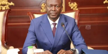 L'opposant tchadien Succes Masra appelle à la réconciliation après sa libération. Le président tchadien Mahamat Idriss Déby a gracié vendredi l'ancien Premier ministre et chef du principal parti d'opposition, Succes Masra, ainsi que huit autres dirigeants de l'opposition. Déby dirige le Tchad depuis 2021, après avoir pris les rênes d'une transition militaire suite à la mort de son père, assassiné par des rebelles après 30 ans à la tête du pays. Masra, l'un des plus farouches critiques du président, avait été condamné il y a un an à 20 ans de prison pour incitation à la haine, xénophobie et incitation au massacre. Les huit autres dirigeants appartenaient tous au Groupe de consultation des acteurs politiques (GCAP), principale coalition d'opposition, dissoute par la Cour suprême en avril. Ils avaient été condamnés en mai à huit ans de prison pour incitation à l'insurrection. La grâce présidentielle entraîne une « remise totale des peines d'emprisonnement pour les condamnés », selon un décret publié sur la page Facebook de la présidence. « Nous remercions le président de la République d'avoir surmonté les obstacles et d'avoir choisi d'avancer dans un esprit d'unité nationale qui se concrétise », a déclaré Ndolembai Sade Njesada, vice-président du parti Les Transformateurs de Masra. « Nous espérons enfin pouvoir nous asseoir à la table des négociations pour faire progresser la paix », a-t-il ajouté. Comme d'autres figures de l'opposition, Masra, 42 ans, économiste, avait fui le Tchad après que l'armée et la police eurent ouvert le feu sur des manifestants protestant contre la prolongation de la transition politique sous la junte au pouvoir dirigée par Déby en octobre 2022. Masra est rentré d'exil et a signé un accord de réconciliation avec Déby avant d'être nommé Premier ministre cinq mois avant l'élection présidentielle de 2024. Déby a été élu chef d'État avec un peu plus de 60 % des voix, lors d'un scrutin contesté et boycotté par la majorité des partis d'opposition. Masra, son adversaire lors de ce scrutin, est arrivé deuxième avec près d'un cinquième des suffrages, mais a revendiqué la victoire. Il a été arrêté en mai 2025 et condamné trois mois plus tard à 20 ans de prison, à l'issue d'un procès que Human Rights Watch a qualifié de politiquement motivé.