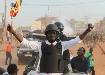 Tirs de gaz lacrymogène lors d’un rassemblement de campagne de Bobi Wine en Ouganda