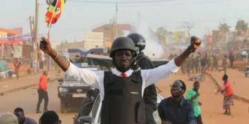 Tirs de gaz lacrymogène lors d’un rassemblement de campagne de Bobi Wine en Ouganda