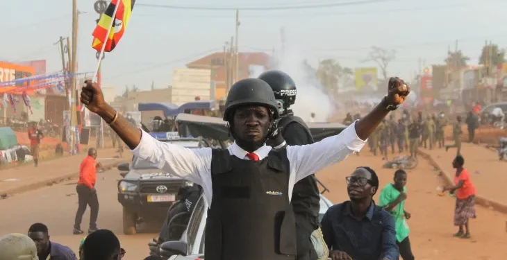 Tirs de gaz lacrymogène lors d’un rassemblement de campagne de Bobi Wine en Ouganda