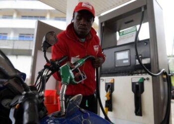 Tollé alors que les prix du carburant au Kenya atteignent un niveau record