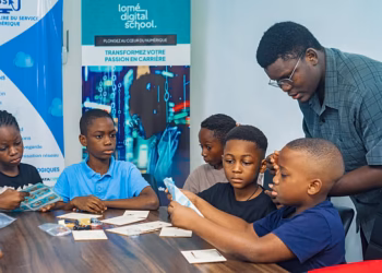 À Lomé, au Togo, un camp d'été initie les enfants à la programmation et à la robotique