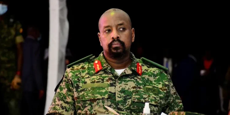 Un militant ougandais détenu par un chef militaire porte des traces de torture