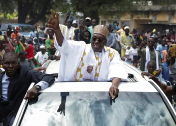 Un ministre camerounais rejette la victoire revendiquée par l'opposition, la qualifiant de perturbatrice électorale.