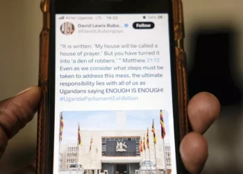 Un mouvement de protestation en ligne expose la corruption en Ouganda. Les fonctionnaires et autres sont secoués