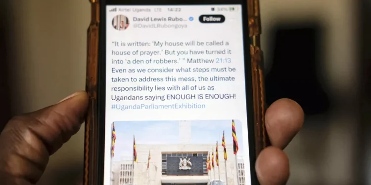 Un mouvement de protestation en ligne expose la corruption en Ouganda. Les fonctionnaires et autres sont secoués