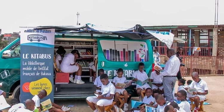 Une bibliothèque mobile contribue à renforcer l'alphabétisation des élèves en RD Congo