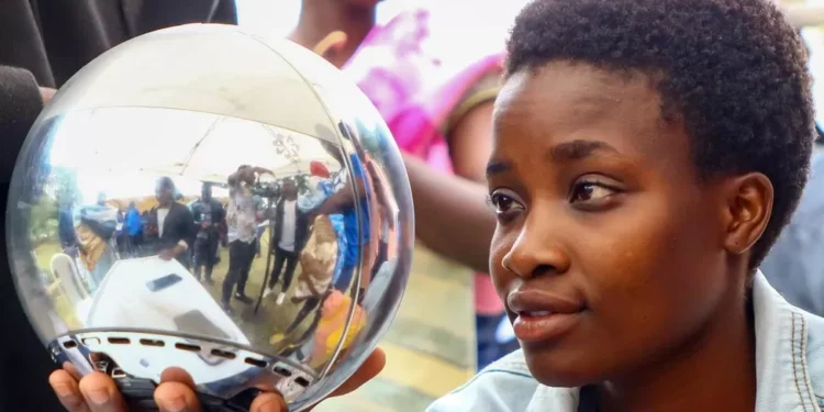 Worldcoin suspendu au Kenya alors que des milliers de personnes font la queue pour de l'argent gratuit