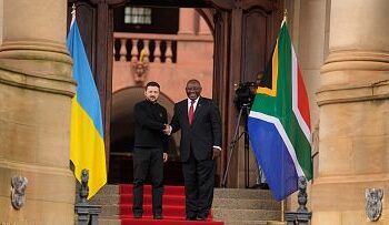 Zelenskyy écourte sa visite en Afrique du Sud après des frappes meurtrières sur Kiev