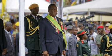Le président zimbabwéen Mnangagwa promulgue une loi prolongeant son mandat présidentiel jusqu'en 2030.