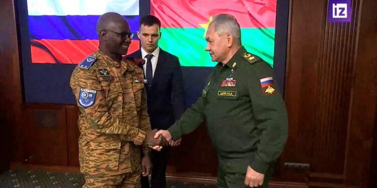 Le Burkina Faso et la Russie discutent de coopération militaire