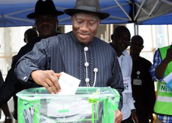 ظلال “طائفية” و”نفطية ” تغلف انتخابات نيجيريا الرئاسية والبرلمانية 2015