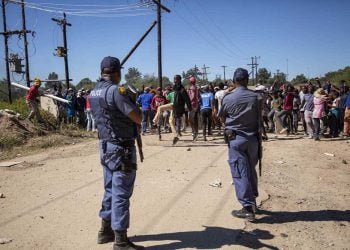 ماذا وراء الاحتجاجات العنيفة في مدينة ماهيكنج وضواحيها بجنوب إفريقيا؟