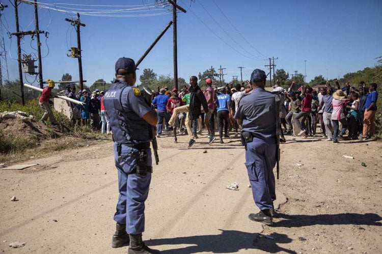 ماذا وراء الاحتجاجات العنيفة في مدينة ماهيكنج وضواحيها بجنوب إفريقيا؟