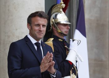 ماذا تعني جولة الرئيس “ماكرون” الإفريقية الأولى خلال ولايته الرئاسية الثانية؟