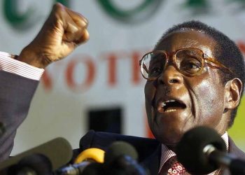 في ظل التدخل العسكري وانحسار قاعدة قوته.. هل يقترب حكم رئيس زيمبابوي من نهايته؟