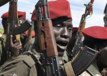 من أين تحصل الأطراف المتصارعة بجنوب السودان على أسلحتها؟
