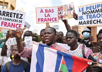 ماكرون والنفوذ الضائع.. هل انتهى عصر إفريقيا الفرنسية؟