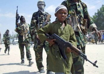 حقائق صادمة: الأطفال المجندون.. وقود الصراعات الداخلية في إفريقيا