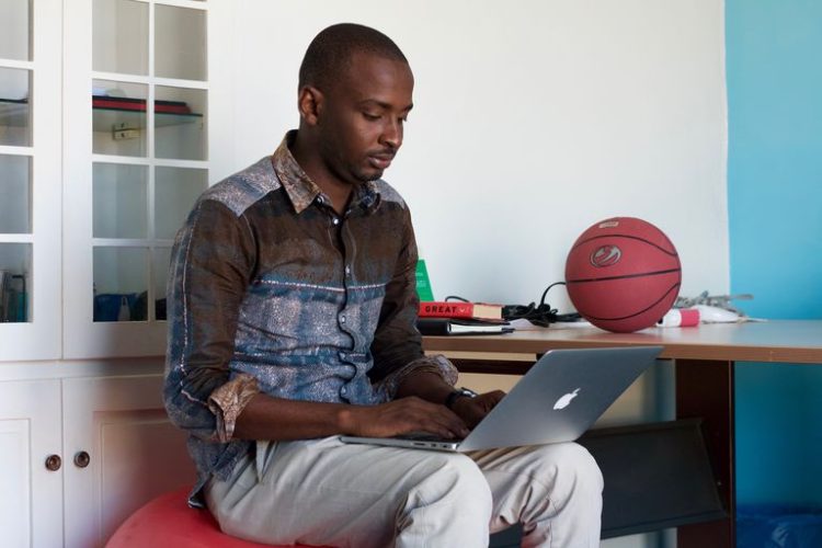 محمد درامي.. رائد إيفواري في تكنولوجيا التعليم