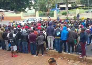 لماذا تحوّلت مظاهرات طلاب الجامعات في جنوب أفريقيا لإسقاط الرسوم إلى العنف؟