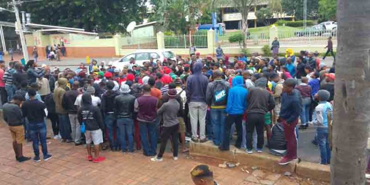 لماذا تحوّلت مظاهرات طلاب الجامعات في جنوب أفريقيا لإسقاط الرسوم إلى العنف؟