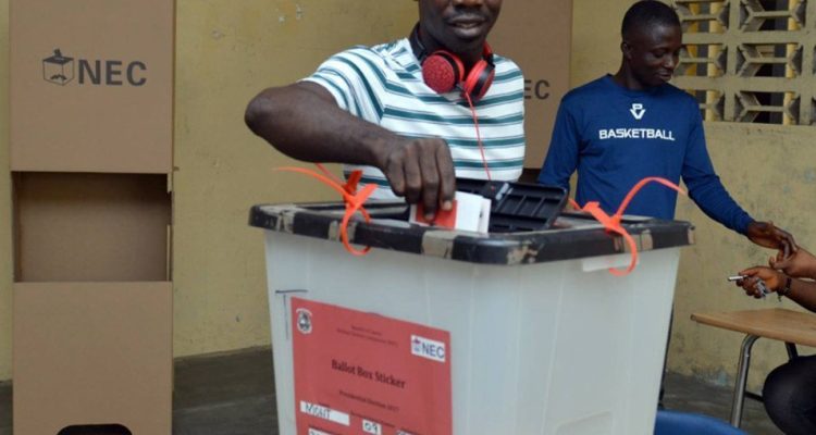 ليبيريا تحقق في قضايا تسجيل الناخبين دون السن القانونية