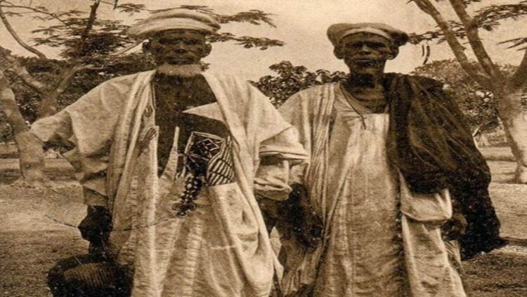 العلاقات التّاريخية العربية السّودانيّة من خلال رحلة الإجازات والفهارس: «إجازة قطب الدّين النَّهْرَوَالـِي المـكيّ لأهل التّكرور» نموذجًا