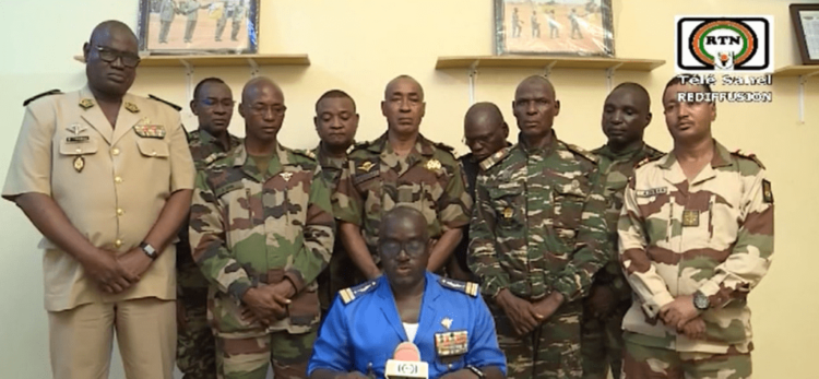 جنود النيجر يعلنون عزل الرئيس محمد بازوم وتعليق عمل المؤسسات