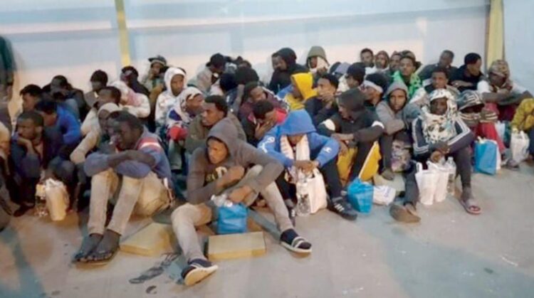 منظمة دولية تتهم تونس بارتكاب انتهاكات خطيرة بحق المهاجرين الأفارقة