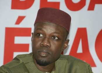 اتهام زعيم المعارضة السنغالية سونكو بالتآمر والعصيان