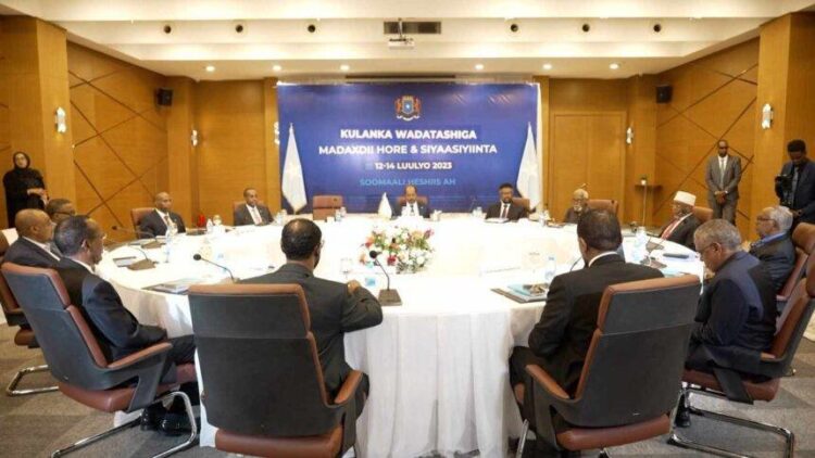 الرئيس الصومالي يستعين بالقادة السابقين لترتيب “أوضاع البلاد”